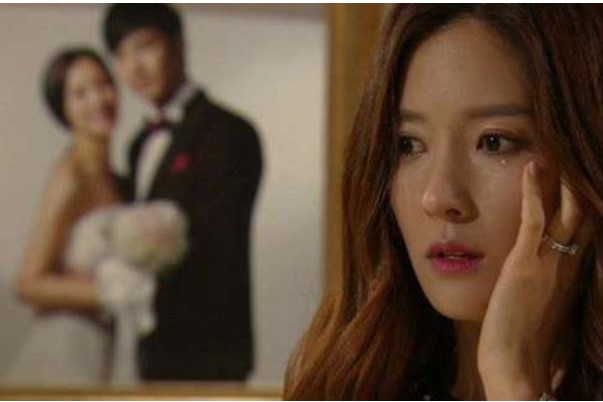 Nhìn trong đám người đón dâu không có chú rể, tôi linh cảm có điều chẳng lành xảy ra với anh ấy và khi biết sự thật tôi như phát điên lên