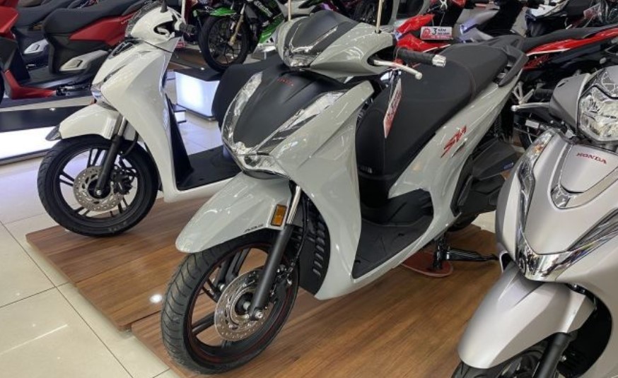 Khách Việt đổ xô tậu xe máy cuối tháng Ngâu vì giảm giá mạnh: Cả Honda, Yamaha và VinFast đều cực rẻ