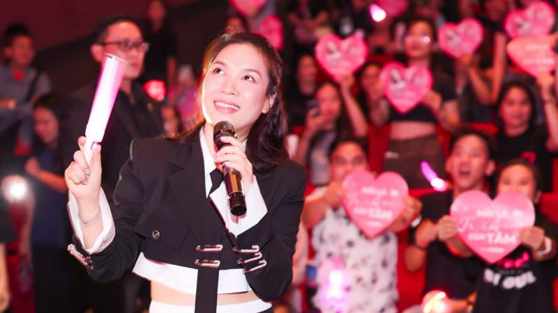 Mỹ Tâm và fan nhảy cực sung tại buổi xem chung đĩa liveshow Tri Âm lịch sử