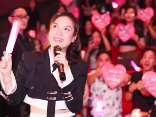 Mỹ Tâm và fan nhảy cực sung tại buổi xem chung đĩa liveshow Tri Âm lịch sử