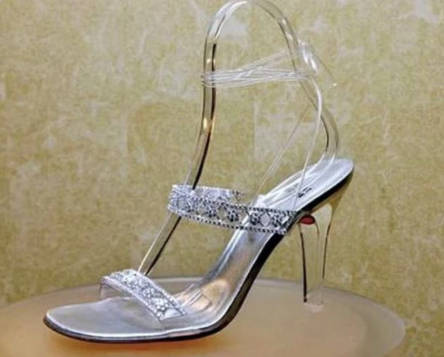 =8. Dép lê Cinderella của Stuart Weitzman (giá 2 triệu USD).