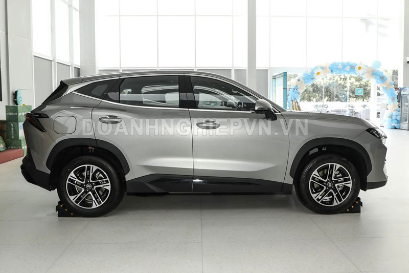 SUV hạng C công suất 322 mã lực, tiêu thụ 1,25 lít xăng/100 km, giá hơn 400 triệu đồng