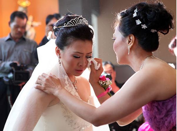 Ngày con dâu tái hôn, mẹ chồng cũ cho căn nhà tiền tỷ còn nắm tay dặn dò trong nước mắt: Nếu khổ quá con cứ về lại đây!