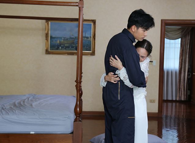 Sáng nào ngủ dậy cũng thấy mắt vợ thâm đen như gấu trúc, chồng tò mò thức một đêm mới rớt nước mắt thương vợ tào khang