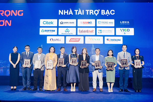 Menas &#x111;&#x1ED3;ng h&#xE0;nh c&#xF9;ng chu&#x1ED7;i ch&#x1B0;&#x1A1;ng tr&#xEC;nh k&#x1EF7; ni&#x1EC7;m 30 n&#x103;m th&#xE0;nh l&#x1EAD;p H&#x1ED9;i Doanh nh&#xE2;n tr&#x1EBB; TP H&#x1ED3; Ch&#xED; Minh