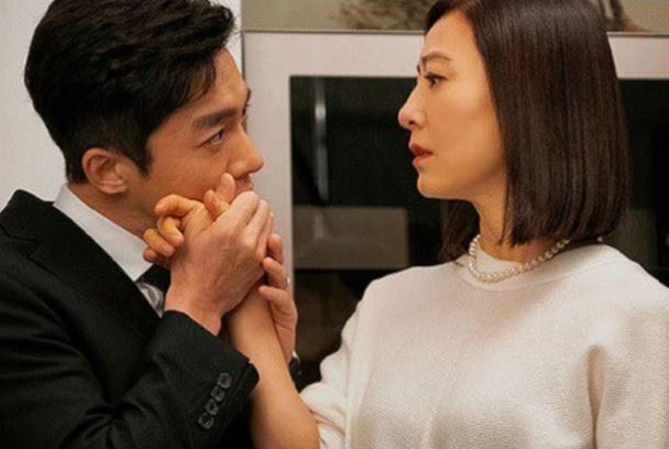 Cùng chồng đi họp lớp cuối năm, tới khi tiệc đang cao trào thì anh hét to một điều làm tim tôi như sững lại