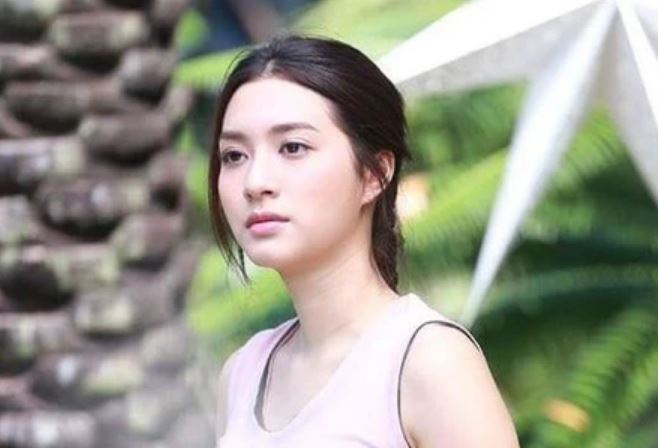 Đến dọn dẹp nhà cũ để chuẩn bị bán, tôi ngạc nhiên thấy mảnh vườn nở đầy hoa và quần áo trẻ nhỏ giăng trước sân