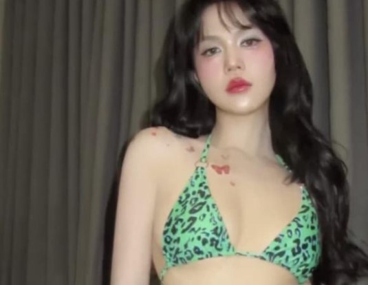 Ngọc Trinh gây sốt với loạt ảnh bikini nóng bỏng hết nấc, khoe dáng nuột nà xứng danh 'Nữ hoàng nội y'