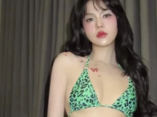 Ngọc Trinh gây sốt với loạt ảnh bikini nóng bỏng hết nấc, khoe dáng nuột nà xứng danh 'Nữ hoàng nội y'
