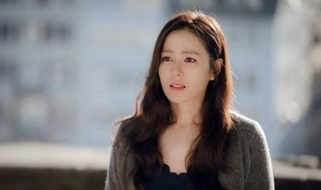 Báo mẹ chồng về ngoại chăm mẹ ốm, tôi bế con ra cửa thì thấy mình đã biến thành 'tù nhân'