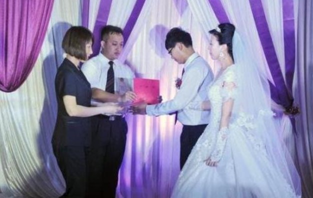 Không lâu sau khi con gái tôi tự tử, con rể đã kết hôn với nhân tình khác! Tôi đã làm 'điều này' trong đám cưới và các vị khách nói rằng tôi đã làm rất tốt!