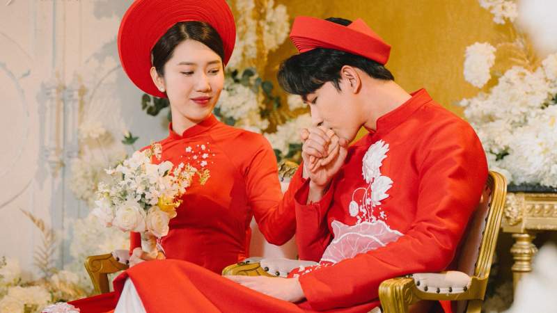 Thúy Ngân - Võ Cảnh thân mật trong bộ hình cưới truyền thống