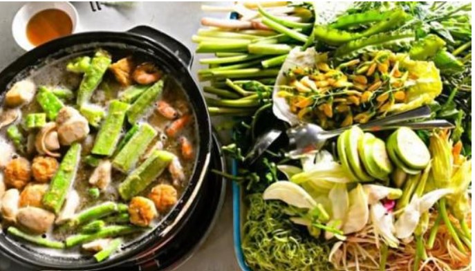 Nó là 1 loài cỏ dại, xưa mọc đầy đồng hái cho lợn ăn, nay là đặc sản, không cần trồng cũng mọc sum suê, dân nhổ bán kiếm 600.000 đồng/ngày