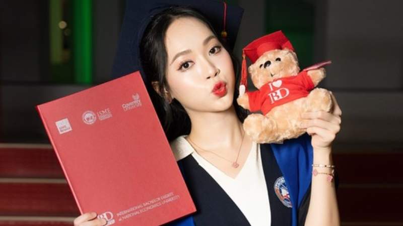 Á hậu Trịnh Thùy Linh rạng rỡ nhận bằng tốt nghiệp thủ khoa