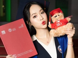 Á hậu Trịnh Thùy Linh rạng rỡ nhận bằng tốt nghiệp thủ khoa