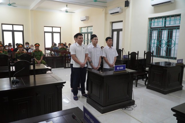 Tuyên án 5 cầu thủ sử dụng ma tuý cùng 5 cô gái trong khách sạn