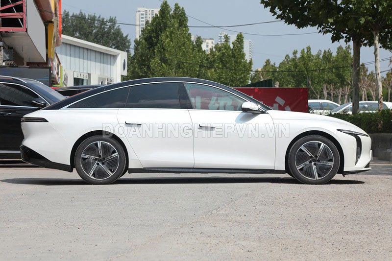 Xe sedan dài hơn 4,9 mét, công suất 218 mã lực, hỗ trợ lái xe cấp độ L2+, giá 'mềm'