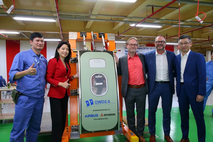 Cửa thoát hiểm trên cánh máy bay Airbus A321neo được sản xuất tại Hà Nội