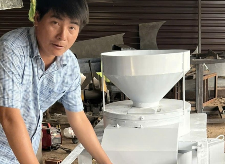 Sáng chế mới: Nông dân làm máy tách vỏ quả sachi năng suất 600 kg mỗi giờ