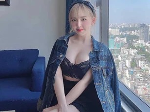Ngắm gương mặt baby, body như thần Vệ Nữ của 'hot girl tiểu học'