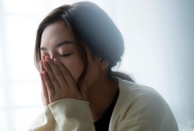 Mang đồ ăn qua nhà anh trai chồng, tôi thấy chị dâu đang ngồi khóc lóc bên mâm cơm đầy tội nghiệp