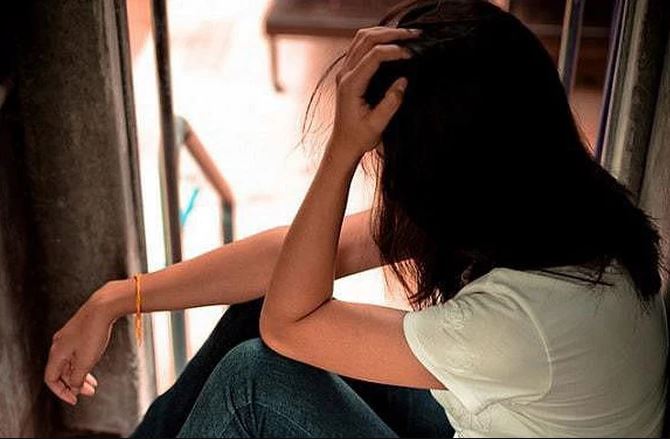 Người yêu cũ của chồng bỗng gửi tặng tôi một món quà sinh nhật, vừa mở ra, tôi sững sờ ngã quỵ xuống đất