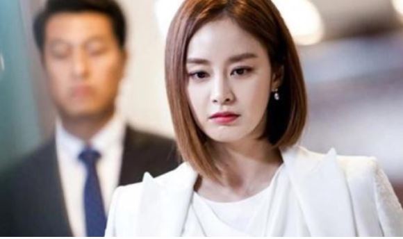 Vô tình gặp chồng ở bãi đỗ xe, anh vội đi lên nhà cùng tôi nhưng tiếng còi xe vang lên phanh phui sự thật