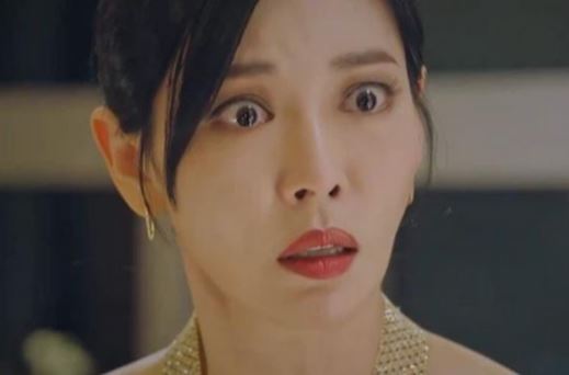 Xỏ nhầm dép của chồng thấy cộm, rạch đế ra tôi mới phát hiện thứ quý giá giấu bên trong