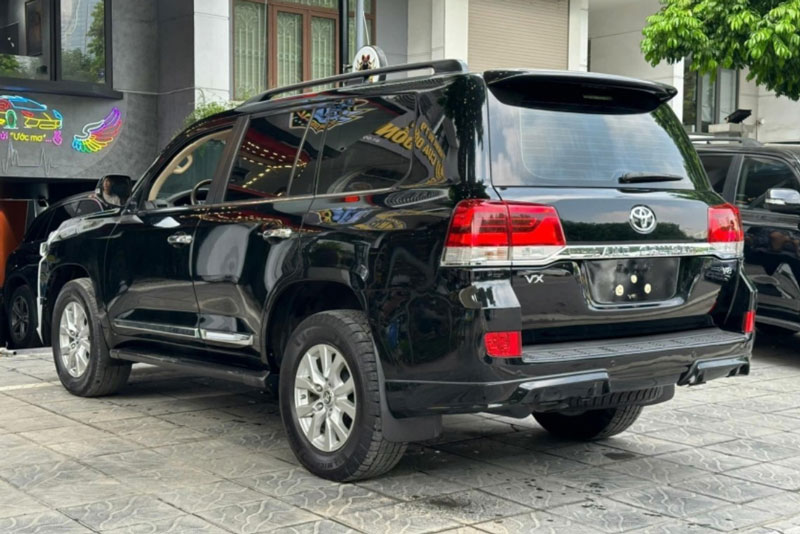 Toyota Land Cruiser chào bán với giá bất ngờ sau 8 năm lăn bánh