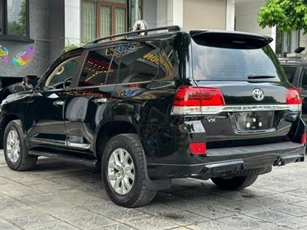 Toyota Land Cruiser chào bán với giá bất ngờ sau 8 năm lăn bánh