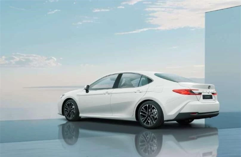 Toyota Camry 2025 cập bến Đông Nam Á: Chỉ có phiên bản hybrid, 'ăn xăng' 5,1 lít/100 km 520349