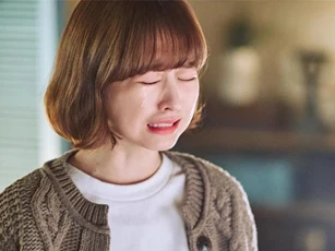 Bà nội chồng trên núi xuống nhờ tôi đưa đi khám, tối về mẹ chồng quẳng hết đồ đạc của tôi ra đường