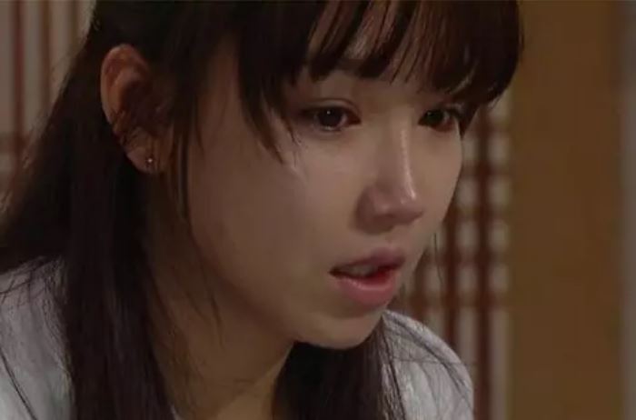 Đến nhà bạn trai chơi, tôi giật mình thấy hai người phụ nữ co ro ngủ trước cổng và càng choáng hơn với cách xưng hô của họ