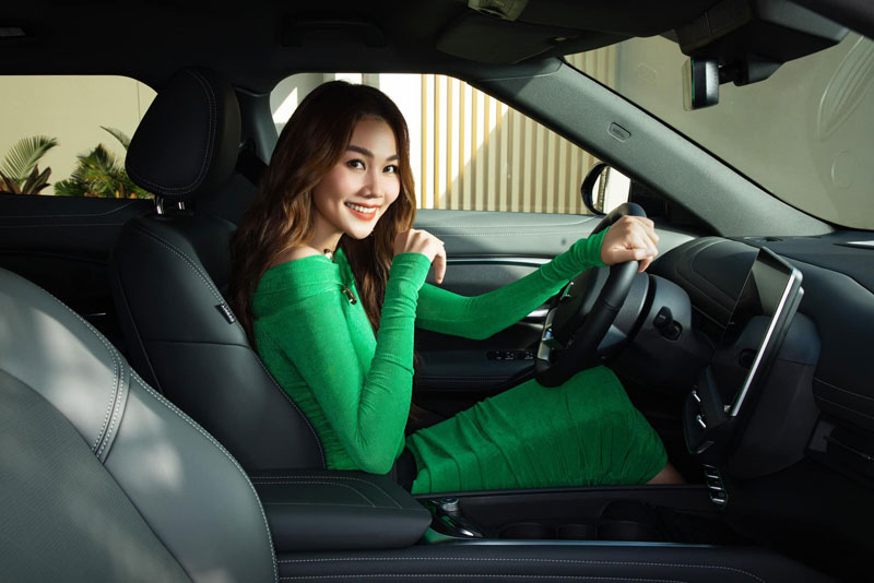 Mỹ nhân Việt khoe nhan sắc tuyệt mỹ bên xe VinFast