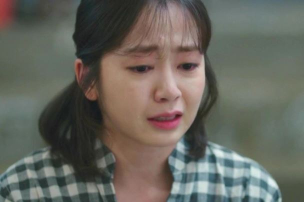 Mang áo chồng đi giặt thì thấy vé máy bay cũ, nhìn thời gian tôi lập tức nhận ra chuyện bẽ bàng mà anh ấy giấu