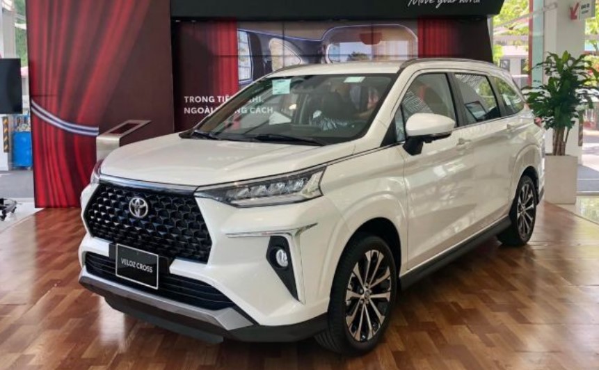 Giá lăn bánh Toyota Veloz Cross cuối tháng 8/2024 ‘rẻ như rau’, dồn Mitsubishi Xpander vào thế khó