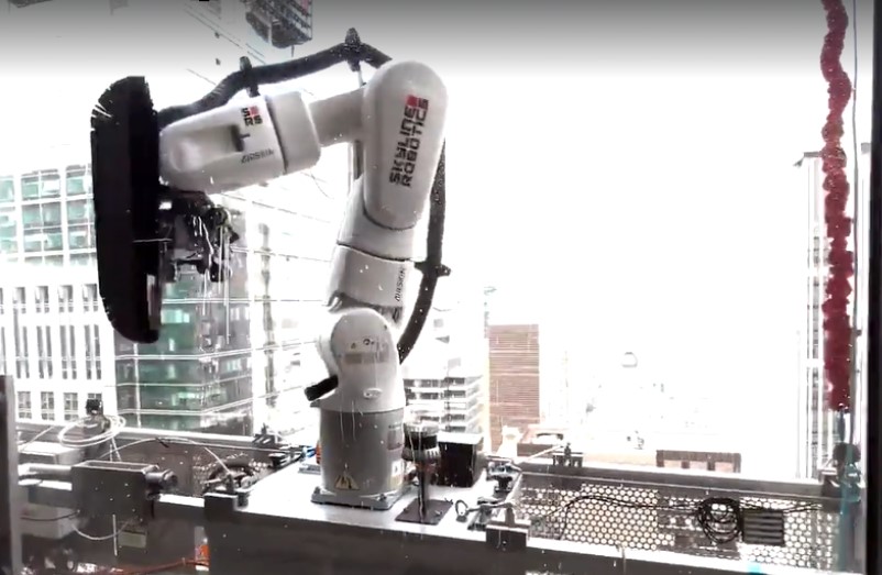 Mỹ phát triển hệ thống robot lau kính nhà cao tầng đầu tiên trên thế giới
