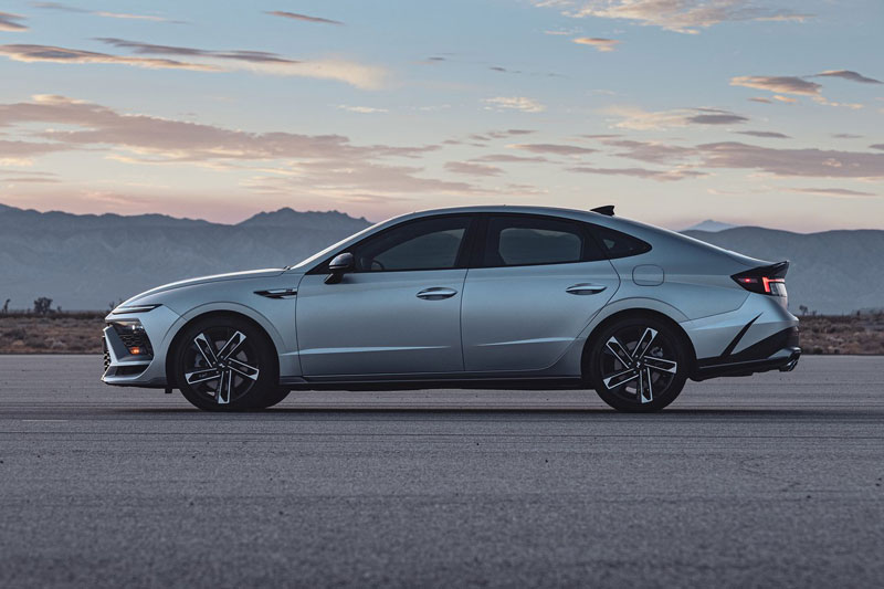 ‘Kẻ ngáng đường’ Toyota Camry chốt giá từ 617 triệu đồng: Thiết kế ấn tượng, công suất 290 mã lực