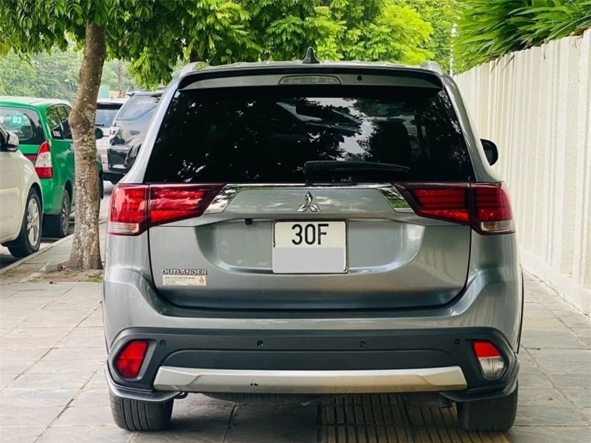 Ngỡ ngàng với giá rao bán của Mitsubishi Outlander 2018 sau 6 năm lăn bánh 520935