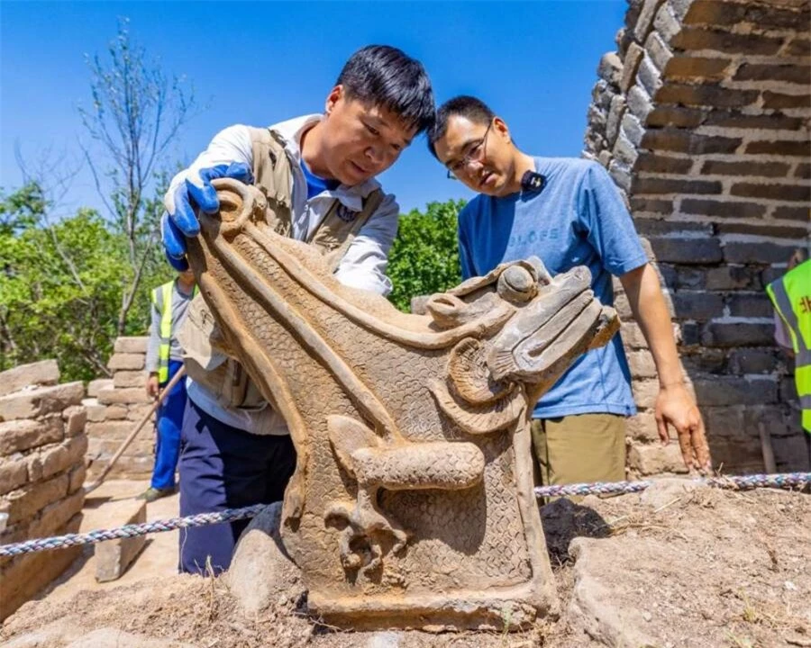 Trùng tu Vạn Lý Trường Thành, đào được loạt cổ vật quý hiếm - 1