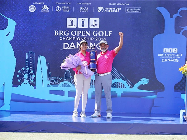 Gôn thủ Ấn Độ chia sẻ niềm vui với vợ sau khi đoạt chức vô địch giải BRG Open Golf Championship Danang 2024.