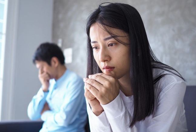 Chồng đột ngột đòi ngủ riêng, tôi lén xem điện thoại rồi khóc nghẹn với bí mật mà anh giấu giếm