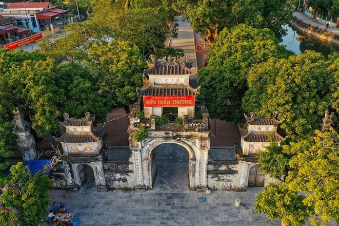 Ngôi đền thiêng tồn tại hơn 7 thế kỷ được xếp hạng Di tích Quốc gia đặc biệt, là nơi Trần Quốc Tuấn đặt kho lương thực nuôi binh sĩ