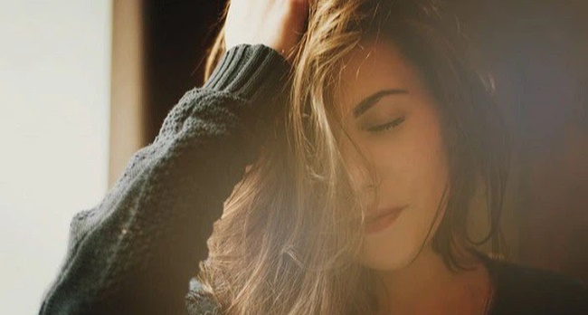 Về nhà lúc trời nắng chang chang, cổ họng khát khô mà chồng còn ném vào tôi câu cay nghiệt: 'Đồ vô dụng'