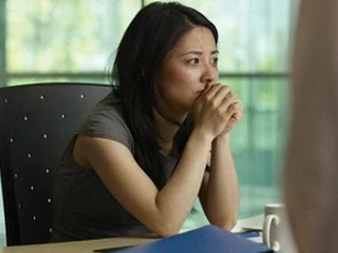 Nửa đêm chồng bỗng chạy ra khỏi nhà, tôi đuổi theo thì anh nhét vào tay 10 triệu đồng kèm câu nói dứt khoát