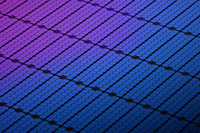 Màng siêu mỏng biến ốp điện thoại thành máy phát điện mặt trời