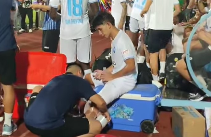 Hậu vệ ĐT Việt Nam khiến HLV Kim Sang Sik lo 'sốt vó'