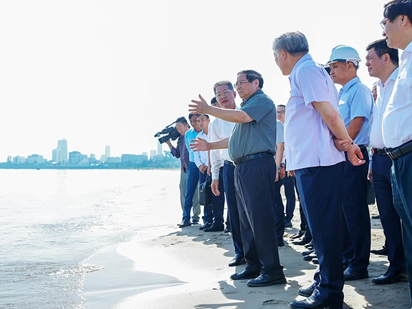 Thủ tướng Phạm Minh Chính khảo sát khu vực dự kiến lấn biển xây dựng Khu thương mại tự do Đà Nẵng.