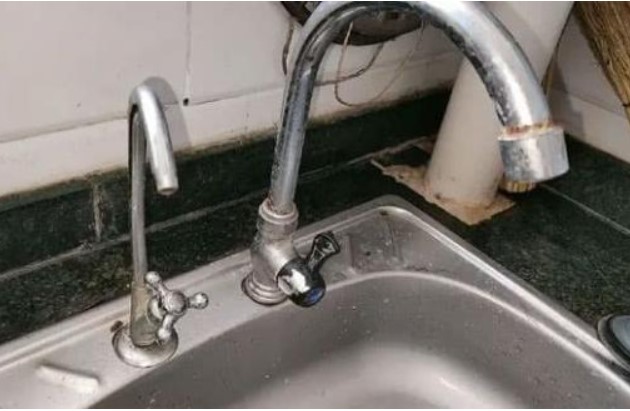 Rất khó để làm sạch cặn bám trên vòi inox! Sau đây là mẹo làm sạch để vòi có diện mạo mới chỉ bằng một lần lau nhẹ