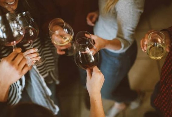 Nếu uống quá nhiều bia rượu trong kỳ nghỉ lễ, hãy uống thêm chút 'nước' này có thể làm dịu tình trạng khó chịu, nôn nao